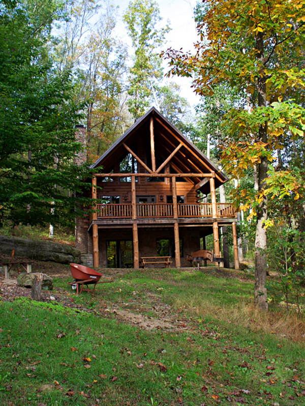 The Woodbury Cabin and Pond Two Adorable Labs